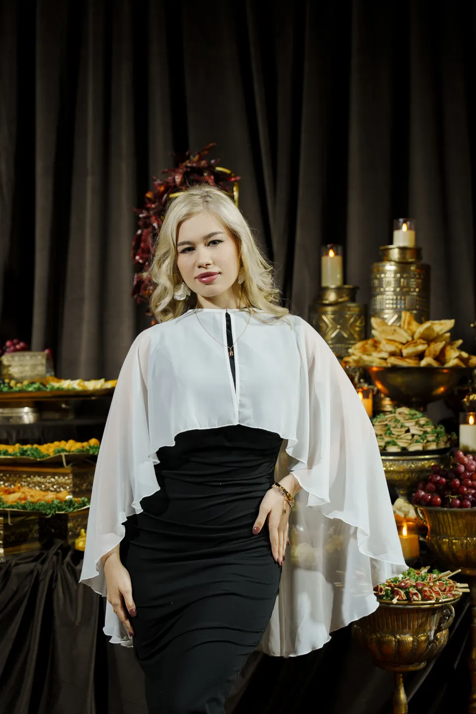Чёрное платье и шифоновая накидка
